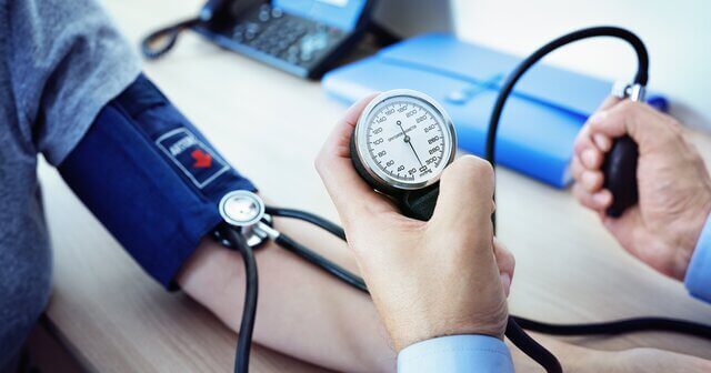 علائم فشار خون بالا و پایین در بانوان و آقایان